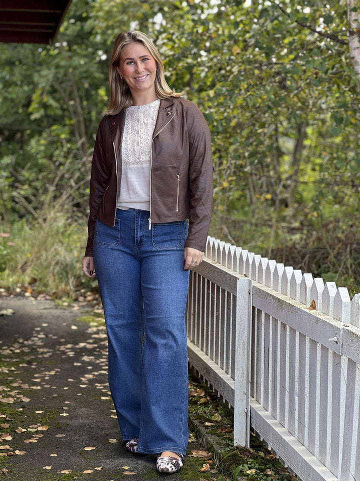 In Front - Molly Jakke