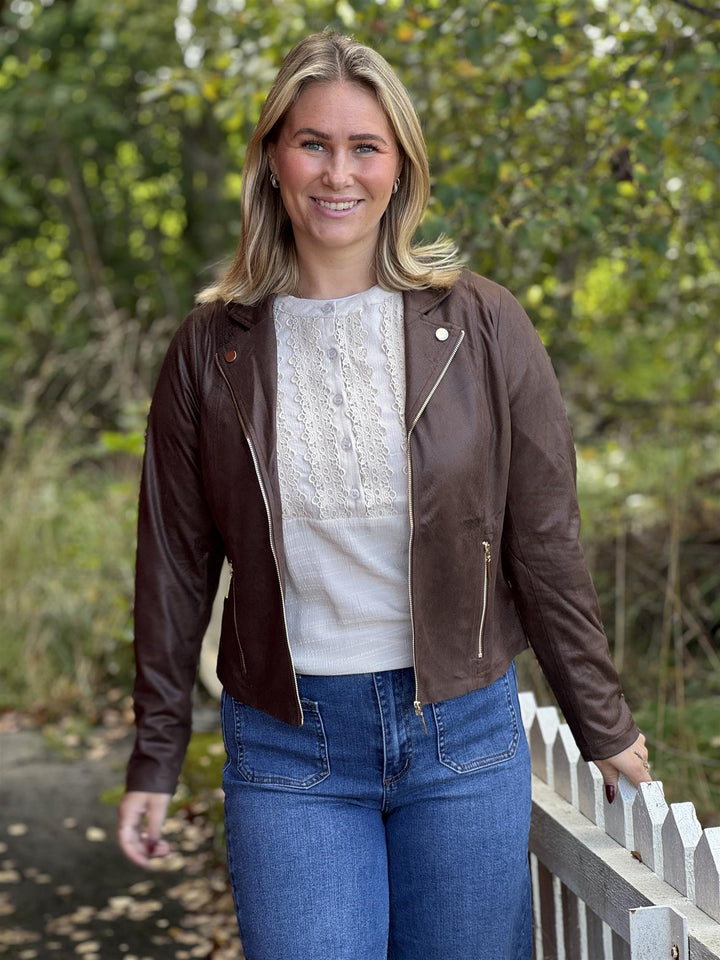 In Front - Molly Jakke