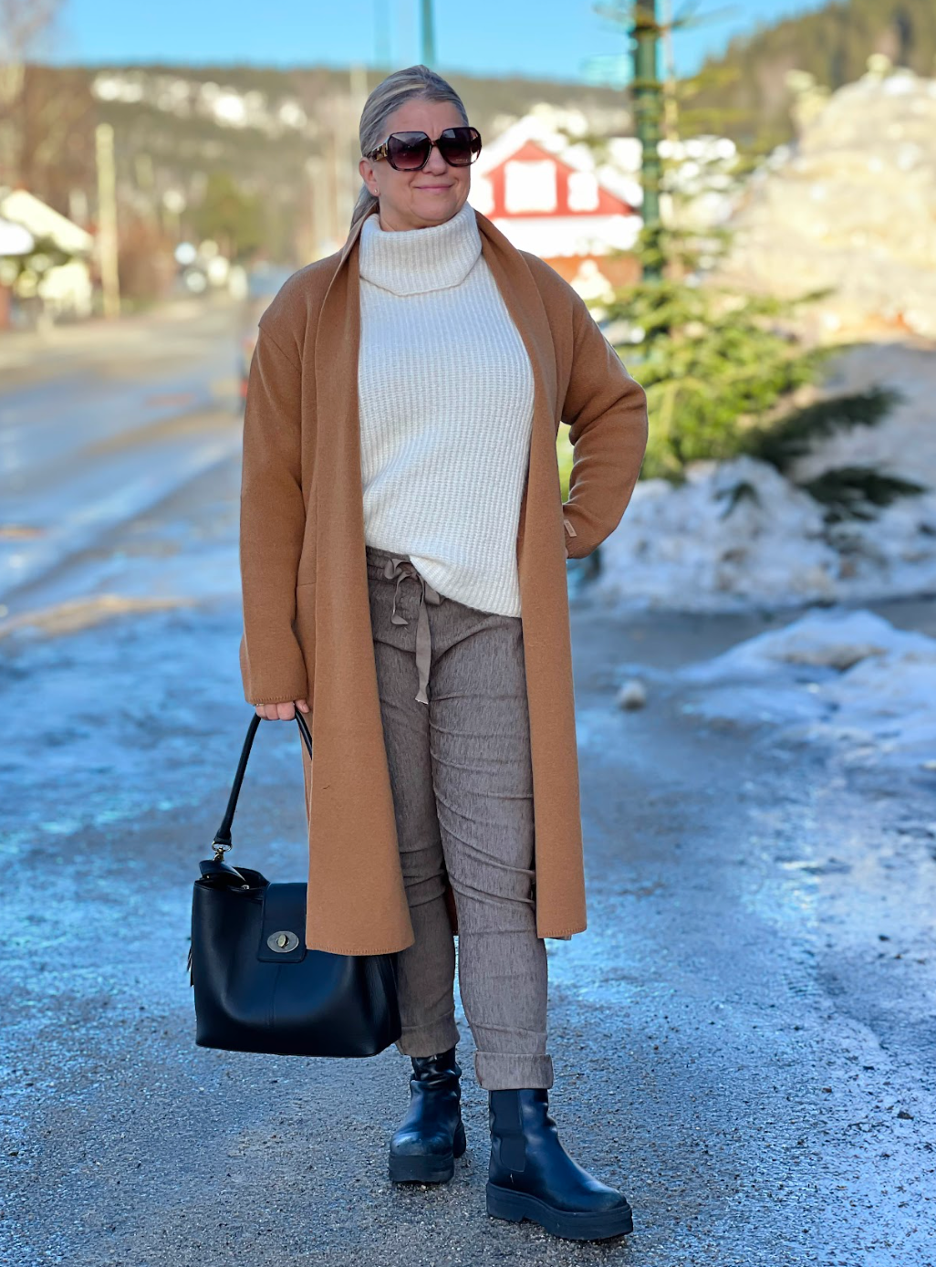Jeans By Bessie - Strikket Lang Cardigan i Ull