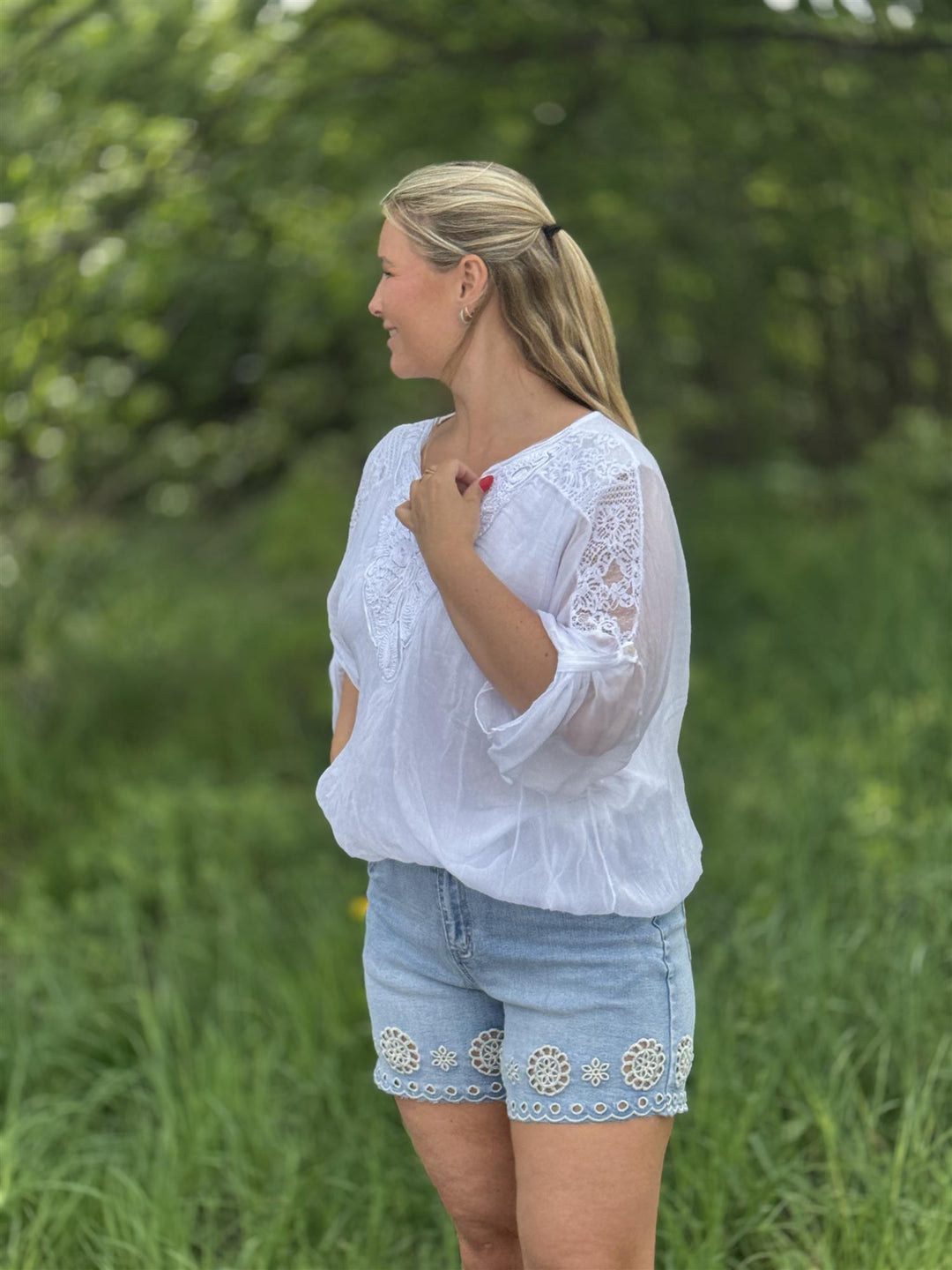Eurasia - Lekker Bluse med Blonde Bak
