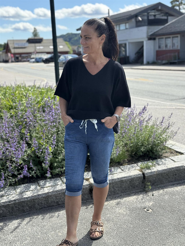Drøbak Motehus - Mona genser med kort erm - V-hals - Sort