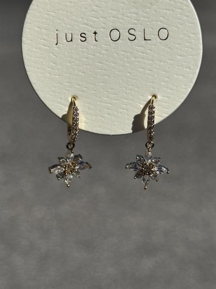 A&C - Nordic Jewellery Design - gullfargede øredobber - hoop blomst
