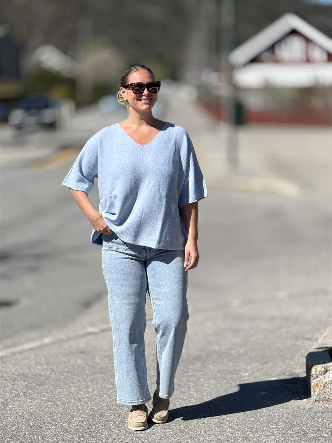 Drøbak Motehus - Mona genser med kort erm - V-hals - Lys Blå