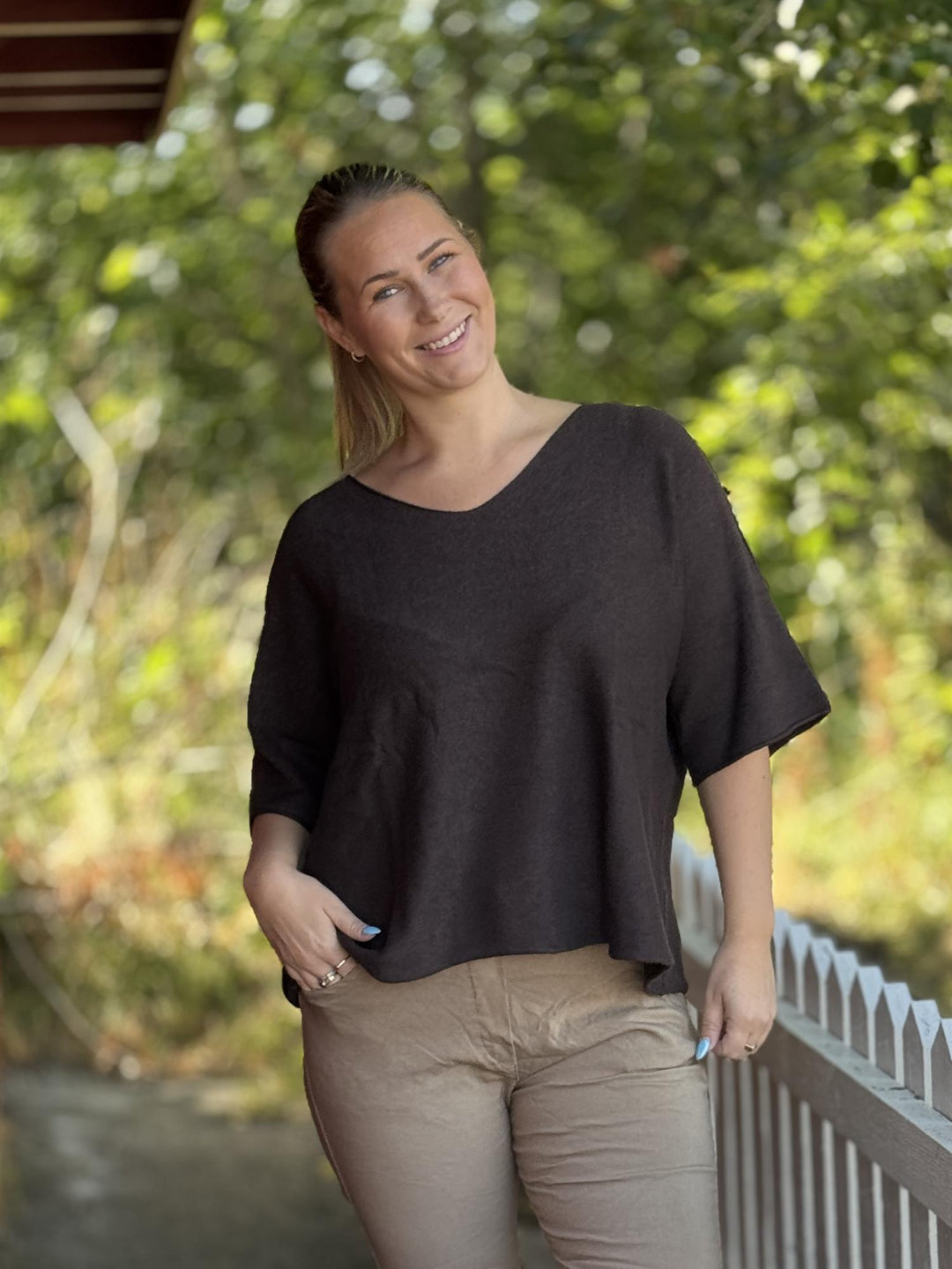 Drøbak Motehus - Mona genser med kort erm - V-hals - Moro Brun