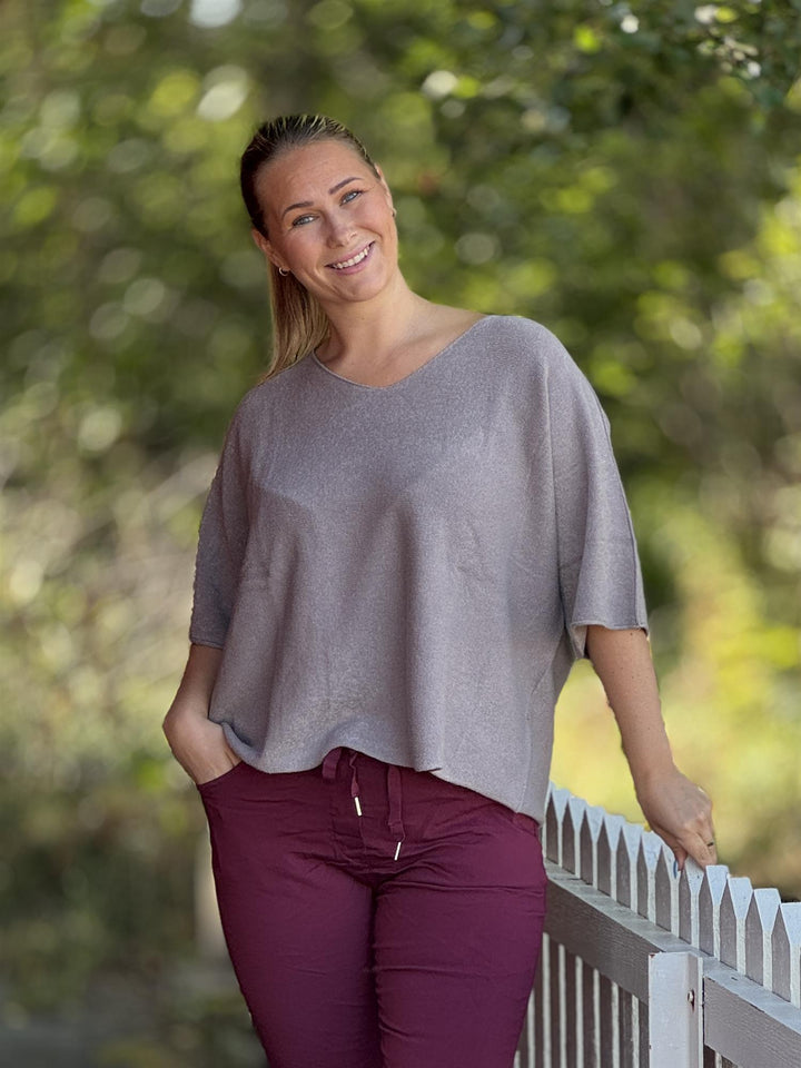 Drøbak Motehus - Mona genser med kort erm - V-hals - Taupe