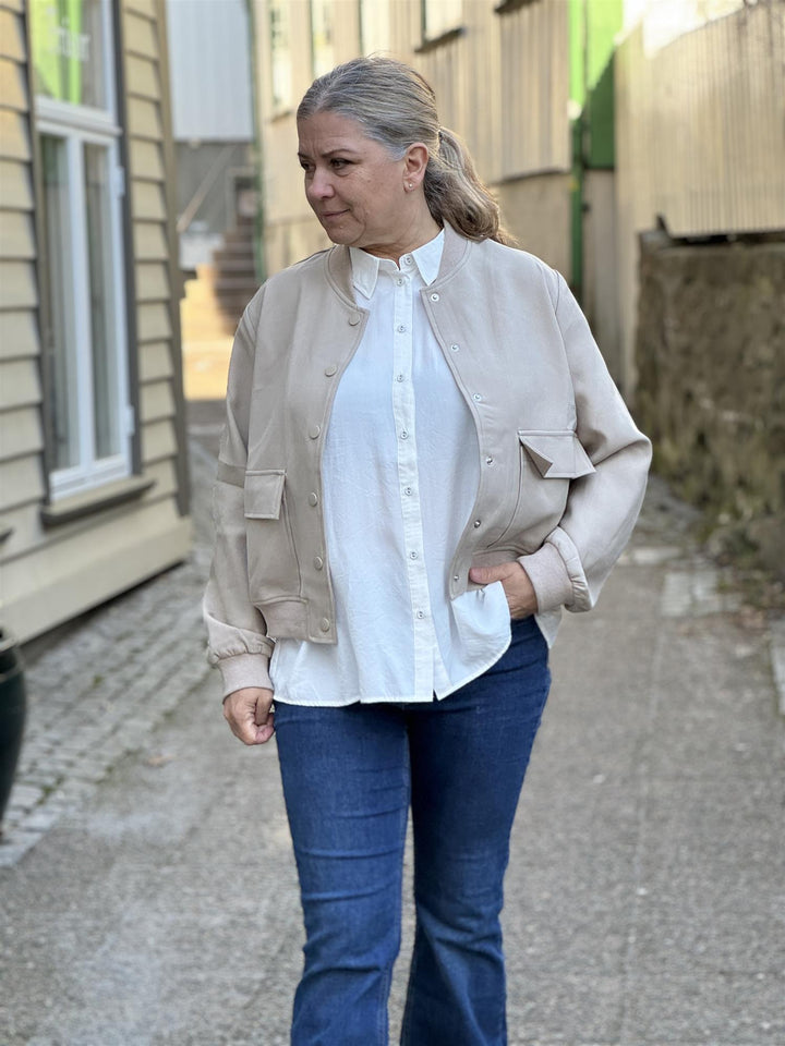 MY ESSENTIAL WARDROBE - MEGANMW Bomber Jakke